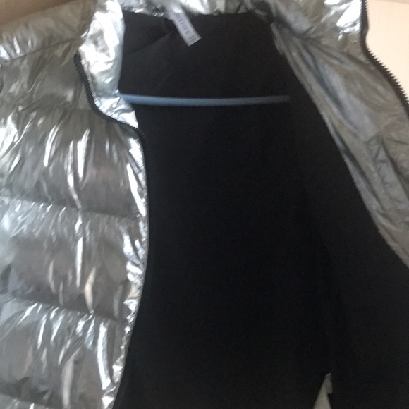Nearly NEW SILVER PUFFER JACKET ZIP UP - Picture 13 of 16